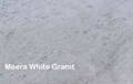Meera White Granit – heller Naturstein mit feiner, gleichmäßiger Maserung unter ruhiger Oberfläche