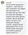 Hund sitzt auf der Wiese und hechelt in die Kamera