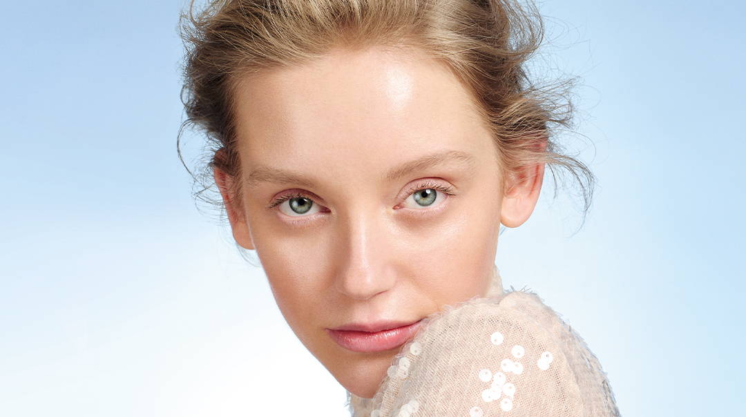 femme portant du maquillage Bourjois