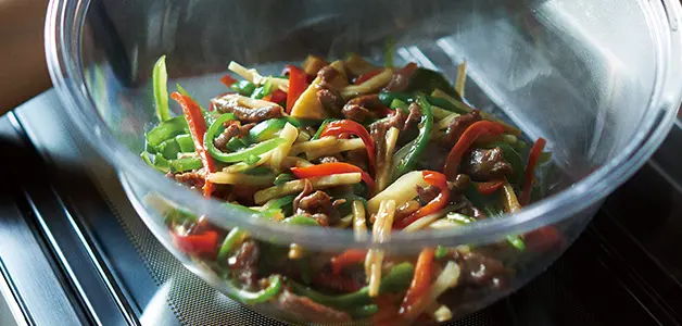 洗い物を増やさず、ボウルひとつでメイン料理から副菜まで。