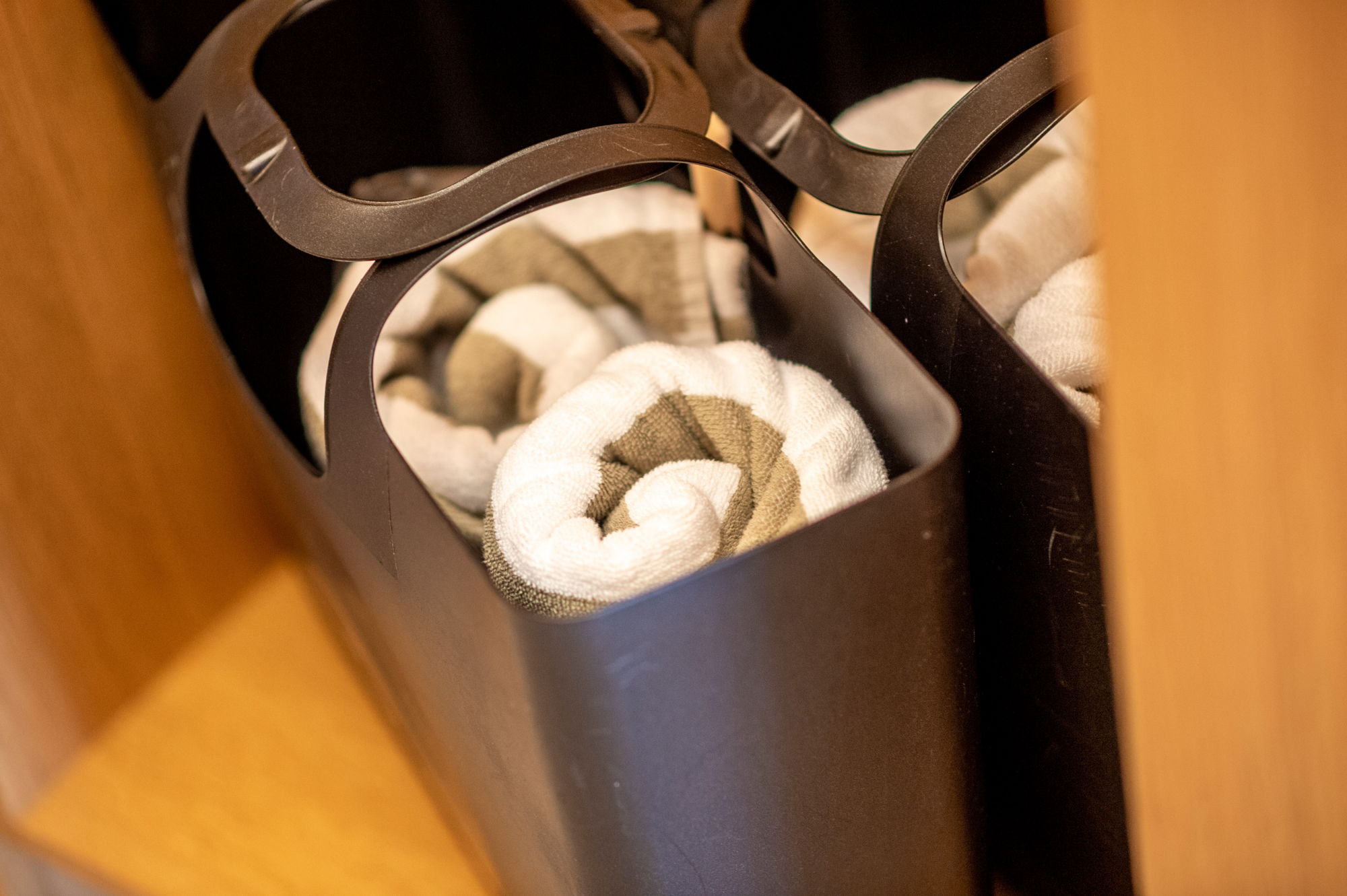 Badetasche mit kuscheligem Bademantel und Handtuch