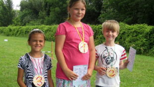 bester geburtstagde spiel mal bunt olympiade sieger treppe medaille urkunde