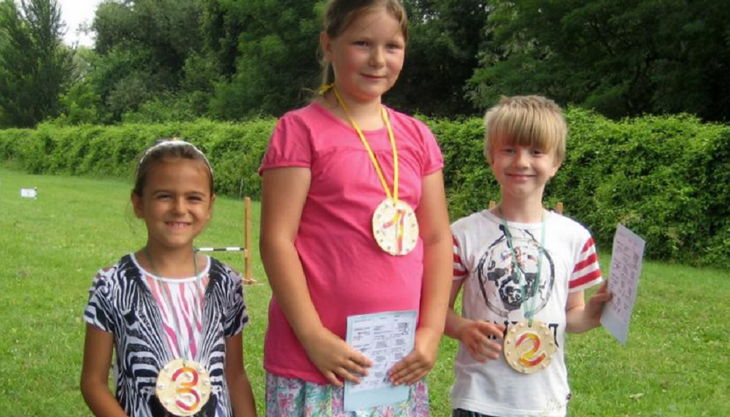 bester geburtstagde spiel mal bunt olympiade sieger treppe medaille urkunde