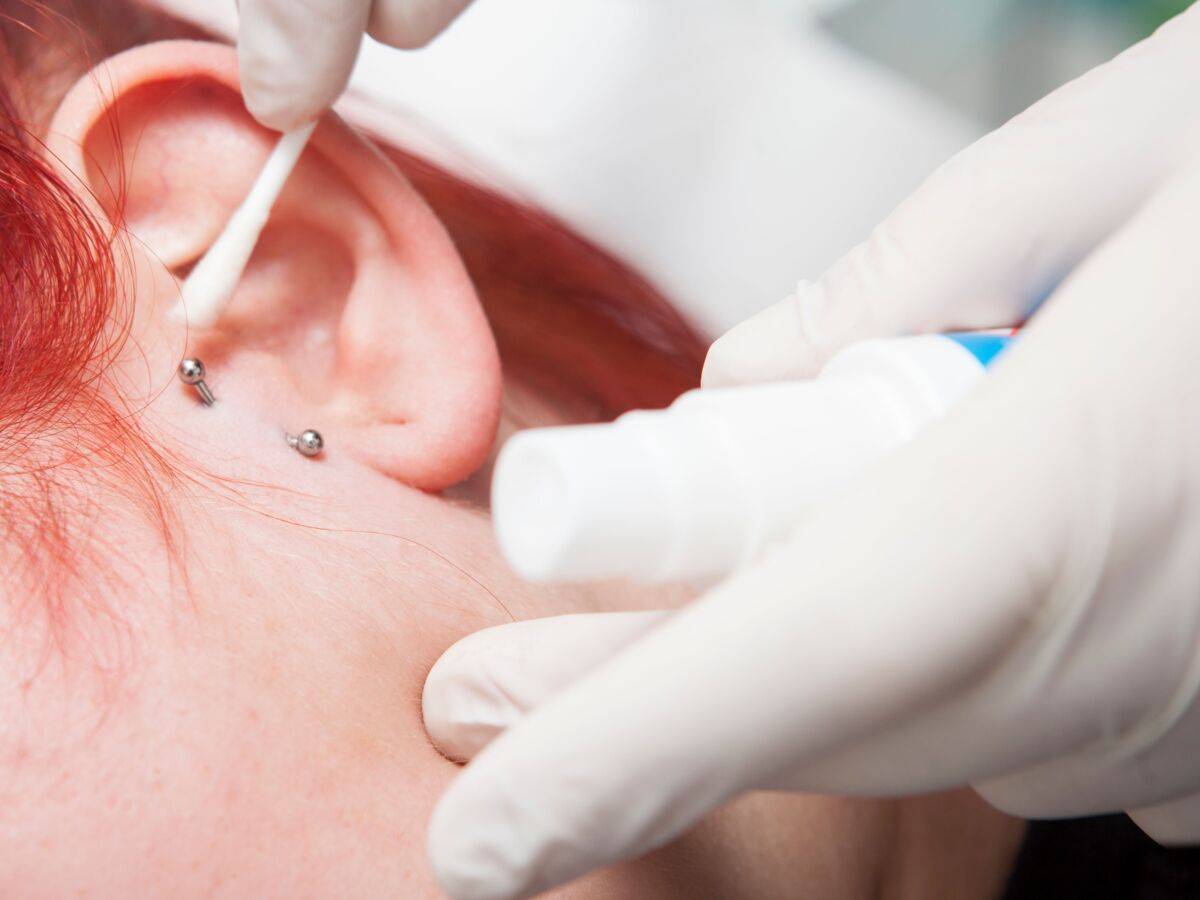 Comment désinfecter son piercing oreille hélix?