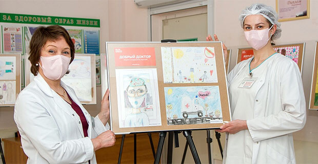 «Альфа Радио» разместило на афишных тумбах детские рисунки о медиках