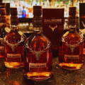 Bouteilles de Single Malt Scotch Whiskies Dalmore 12 ans de la distillerie Dalmore dans le nord-ouest des Highlands d'Ecosse