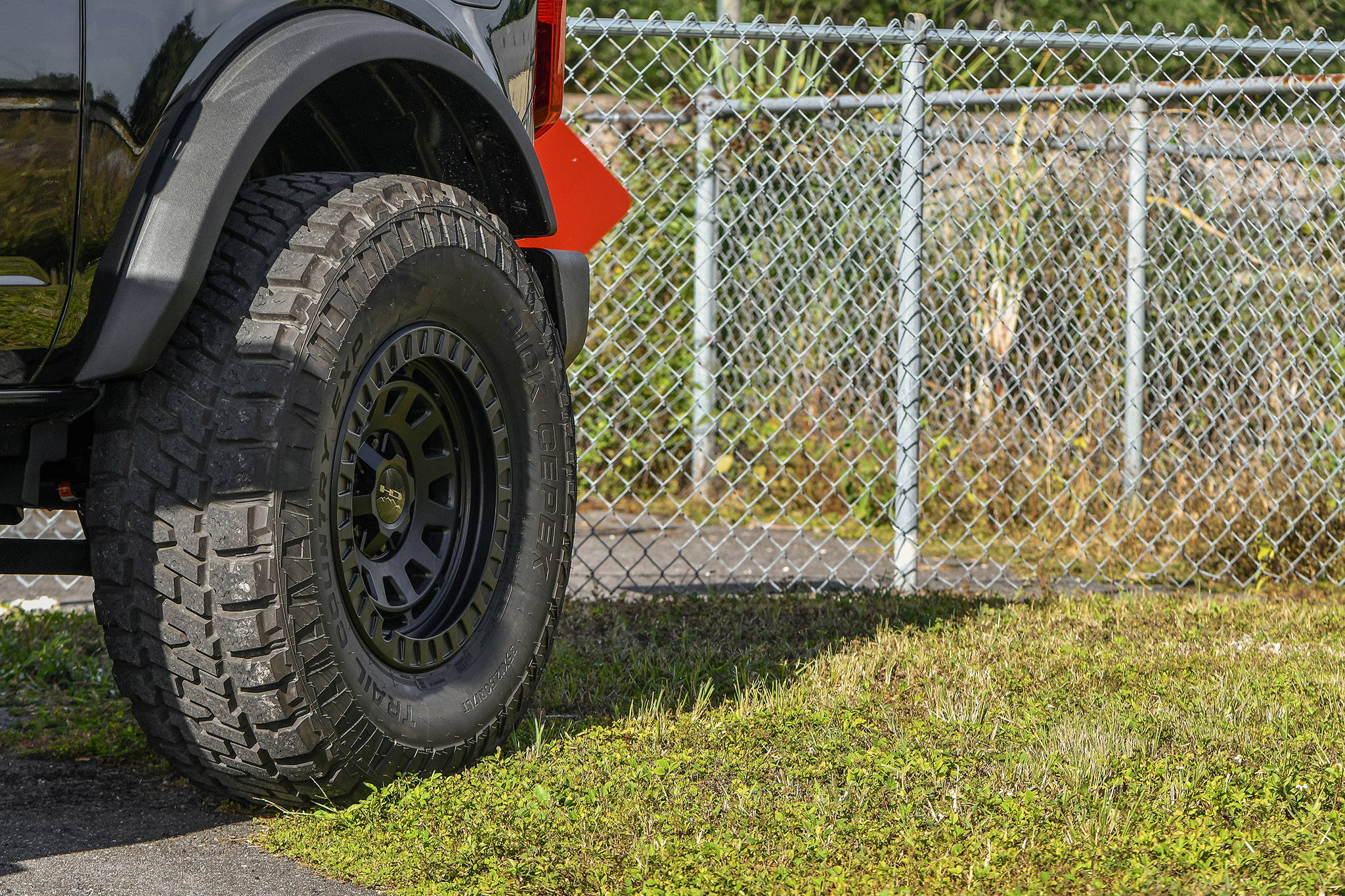 2021 FORD Bronco 2 Door Lifted with the HD Off-Road Overland Sector Venture Wheels in 17x9.0 in All Satin Black and Bronze