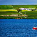 Vue sur la distillerie Deerness dans l'archipel des Orcades d'Ecosse