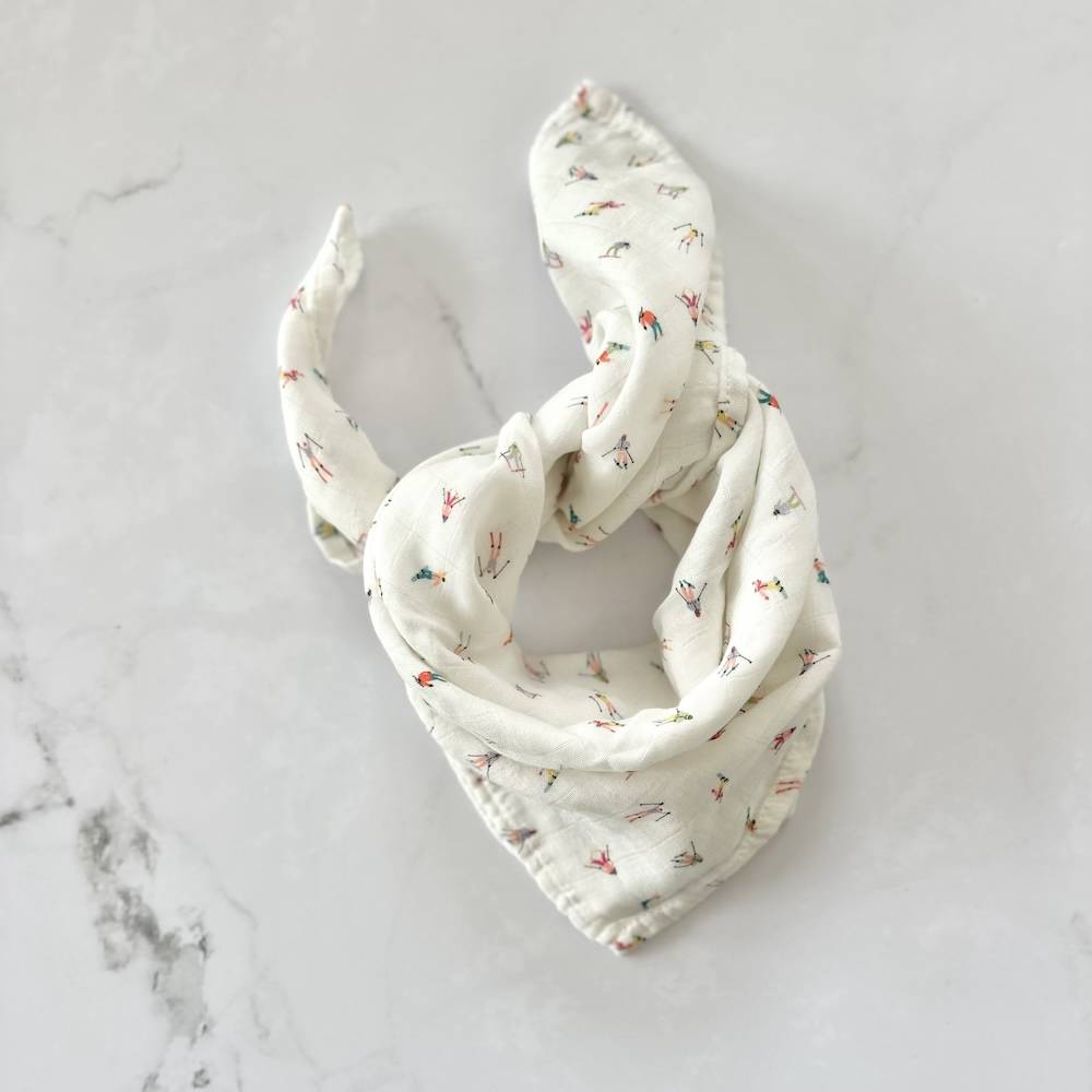 foulard pois bleu blanc élégant de la marque suisse Joli Nous, un accessoire premium pour bébé, alliant design raffiné et qualité exceptionnelle OEKO-TEX GOTS