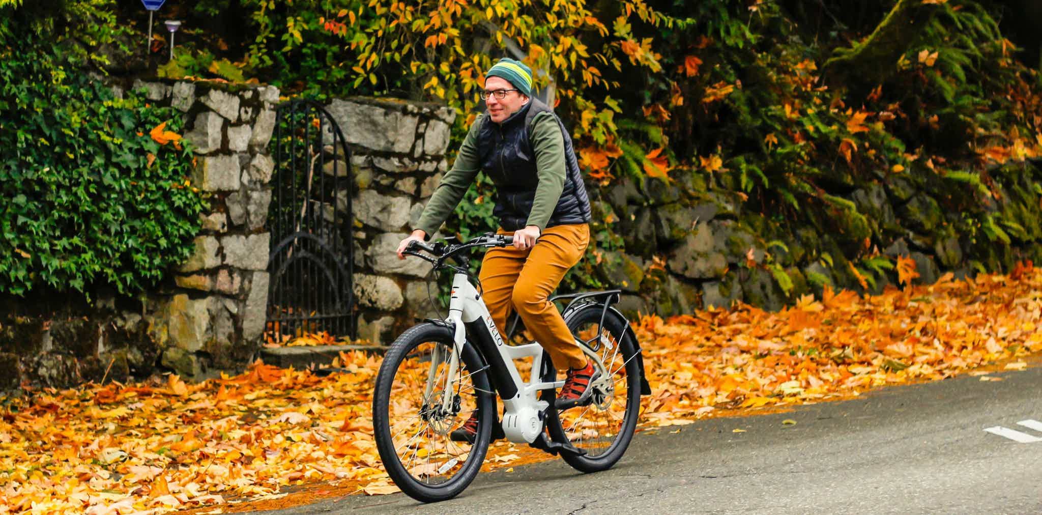 mujer en ruta de bicicleta reacondicionada electrica de montaña viendo el panorama