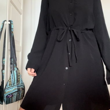 schwarzes Kleid