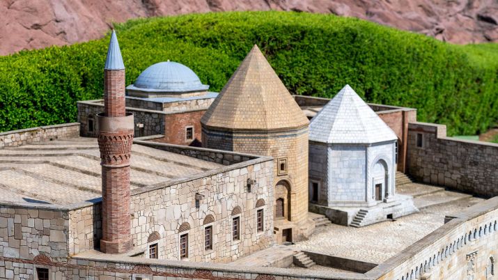 The best time of year to visit the Alaeddin Mosque is during the summer months, from May to September.