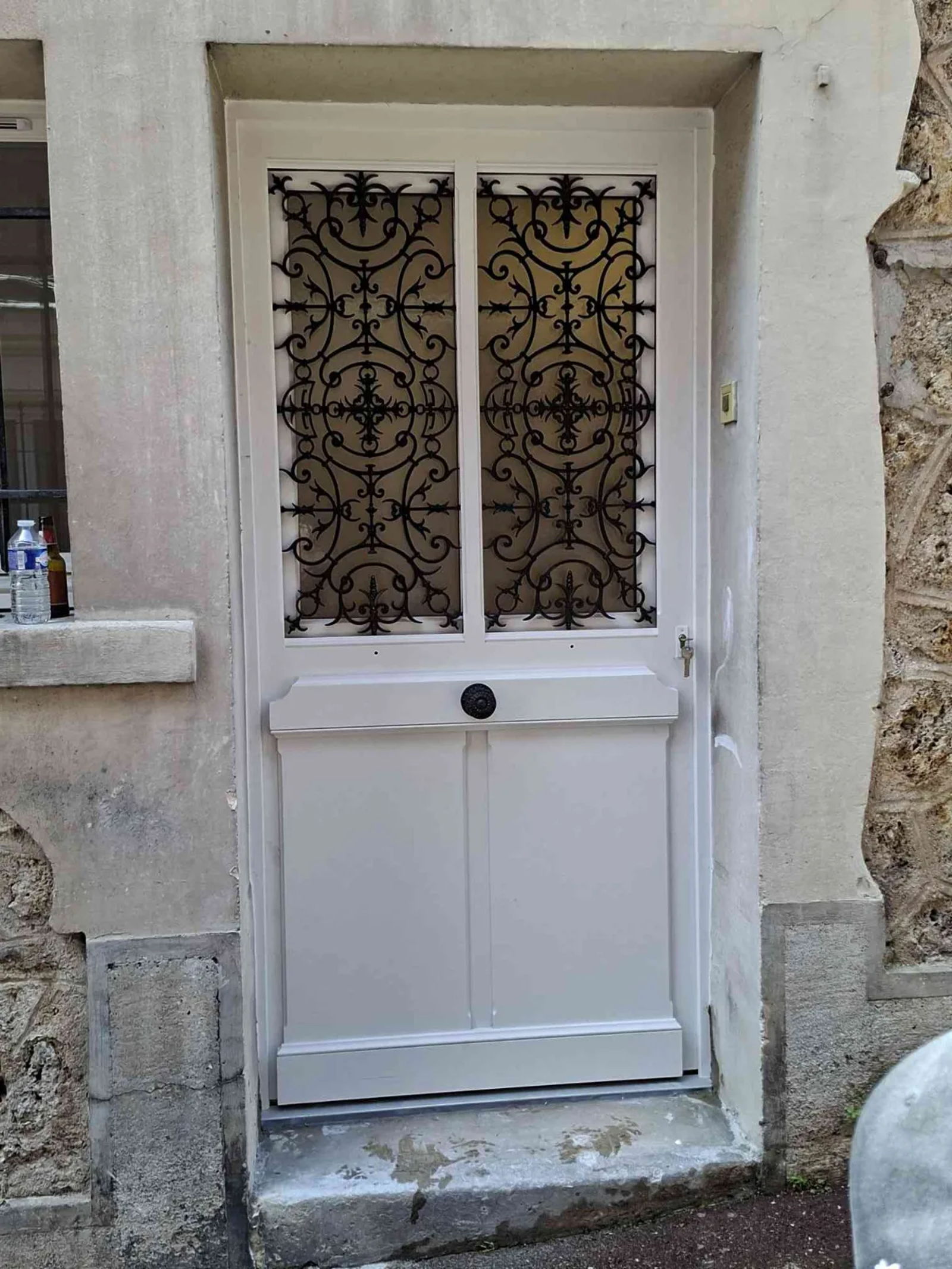 Porte d'entree d'immeuble a impostes en ferronnerie et vitrage anti-effraction
