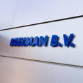 Logo en gevel van het hoofdkantoor van Beekman B.V. in Apeldoorn, specialist in onderdelen en accessoires.