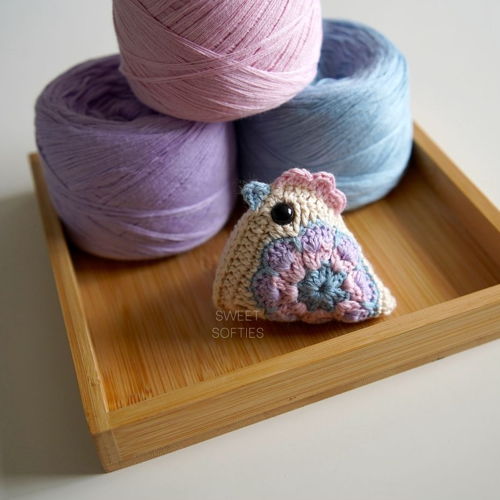 Häkeln Sie ein Huhn aus zwei Granny Squares!