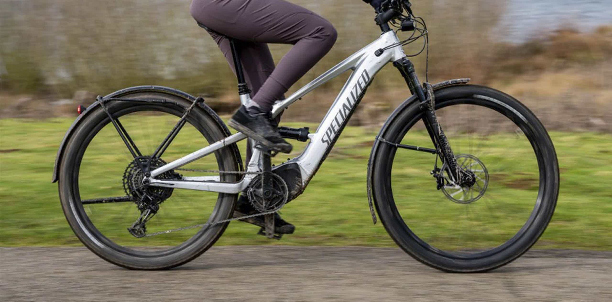 Imagen de recurso de una bicicleta eléctrica de carretera de la marca Specialized con una persona rodando.