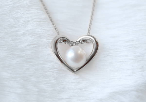 Heart-shaped pendant with a pearl in the centre