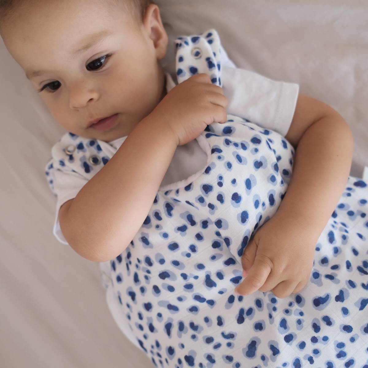 Ring Sling porte-bébé élégant de la marque suisse Joli Nous, un accessoire premium pour bébé, alliant design raffiné et qualité exceptionnelle