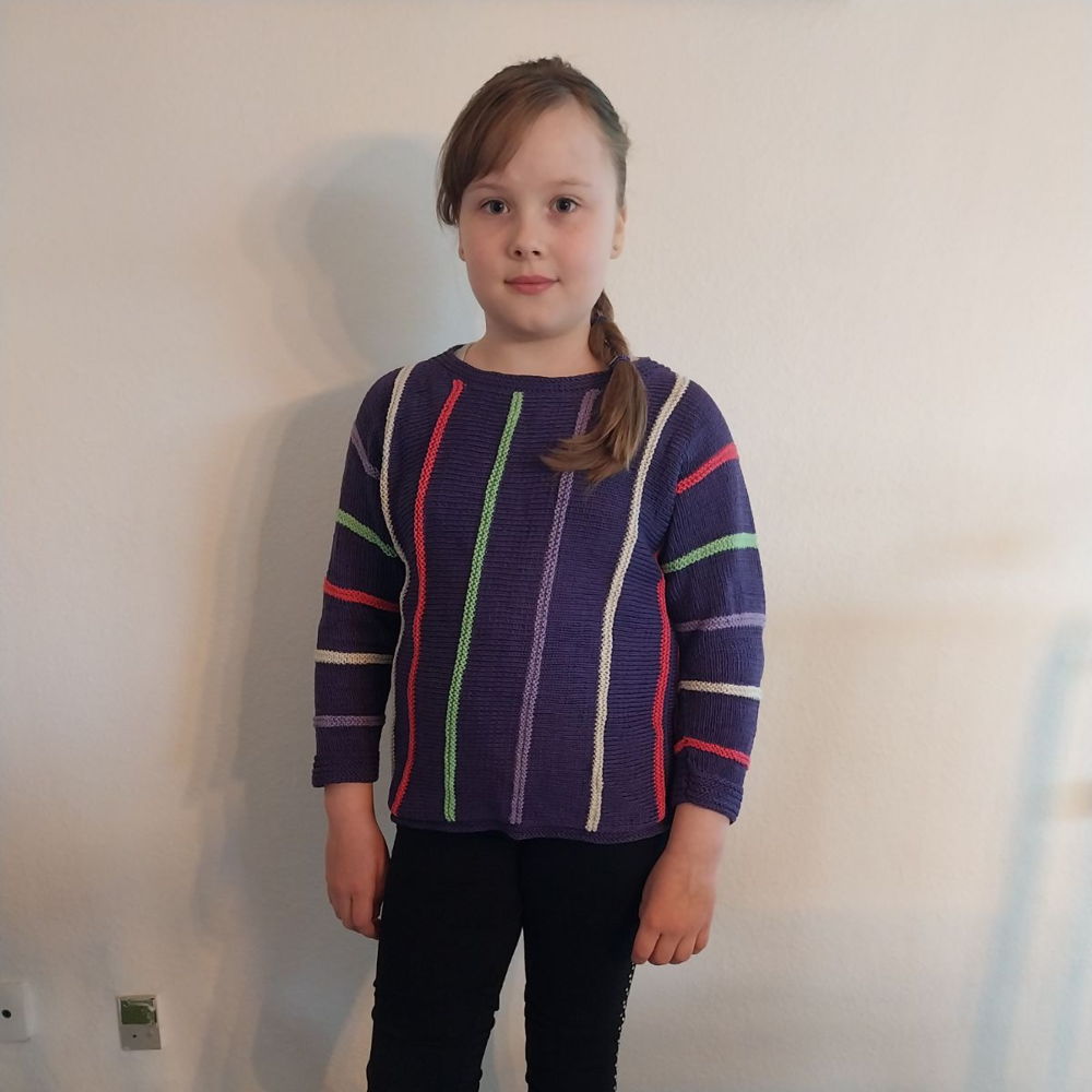 LILIAN, a plain knitted jersey with stripes in DK-weight cotton for the kids