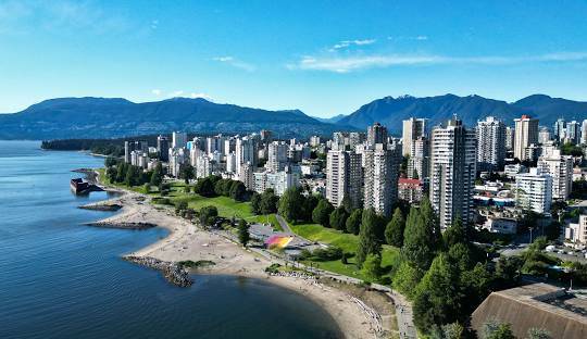 Funwater Recommend English Bay for good paddleboarding place in Canada