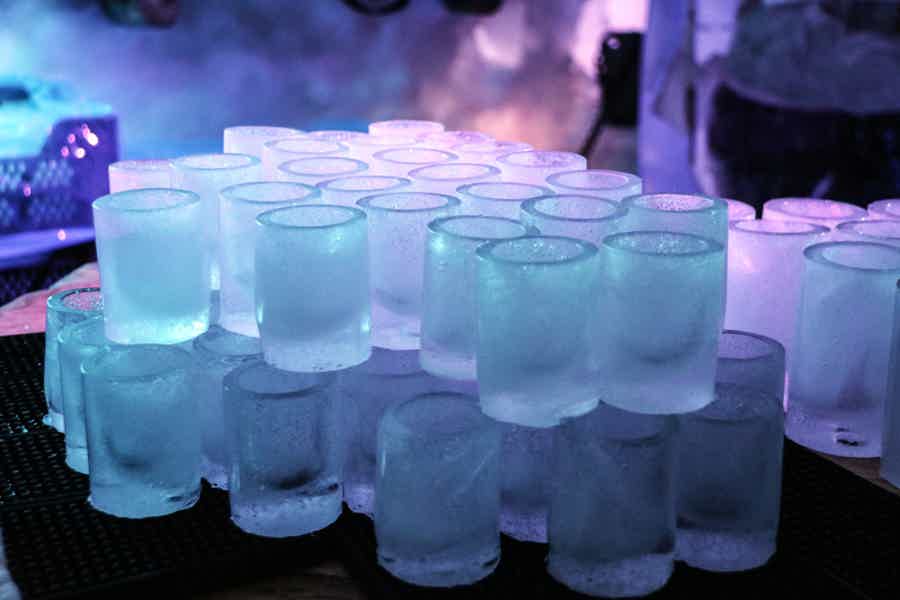 Amsterdam: Icebar Entry Ticket with 3 Drinks - photo 2