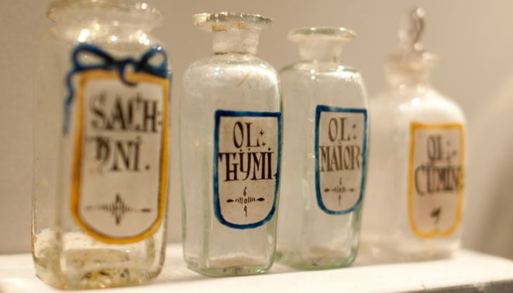 museum für kunst und kulrurgeschichte öl flaschen