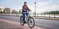 Gazelle Paris C7 elektrische stadsfiets met lage instap, afgebeeld in zijaanzicht op neutrale achtergrond, met Bosch middenmotor, gesloten kettingkast, verende voorvork en zadelpen, MIK-bagagedrager en spatborden – gericht op comfortabel dagelijks gebruik en woon-werkverkeer.