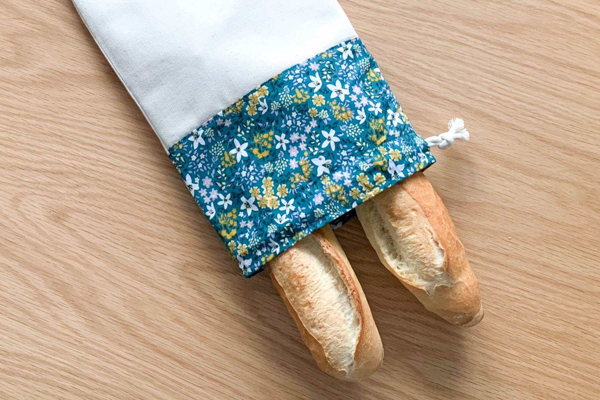 Sac à baguette fleuri bleu et tissu uni beige pour limiter vos déchets