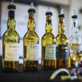 Bouteilles de Single Malt Scotch Whiskies Caol Ila avec becs verseurs de la distillerie Caol Ila sur l'île d'Islay dans les Hébrides intérieures d'Ecosse