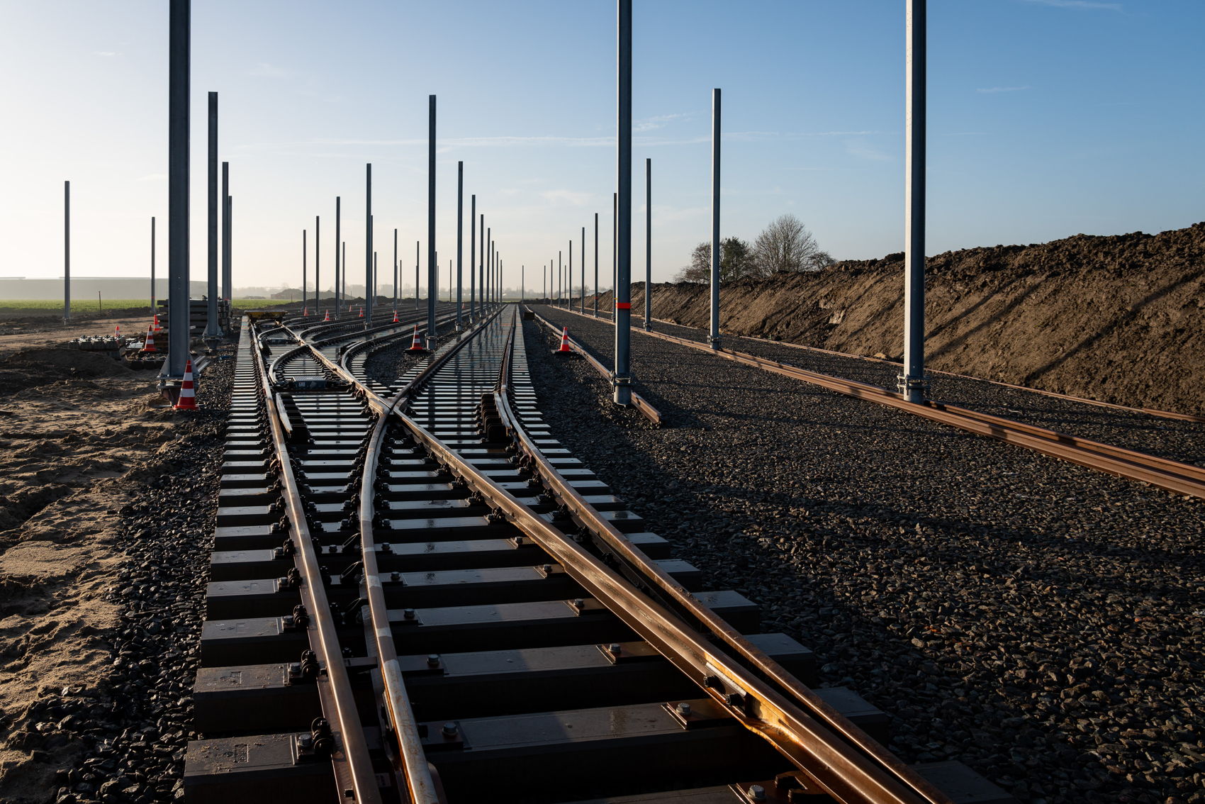 Op het opstelterrein komen 70 bovenleidingmasten, 2.500 meter rails plus nog eens 11 wissels! Op het opstelterrein komen 70 bovenleidingmasten, 2.500 meter rails plus nog eens 11 wissels!