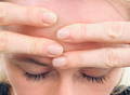 Massage gegen Stirnfalten