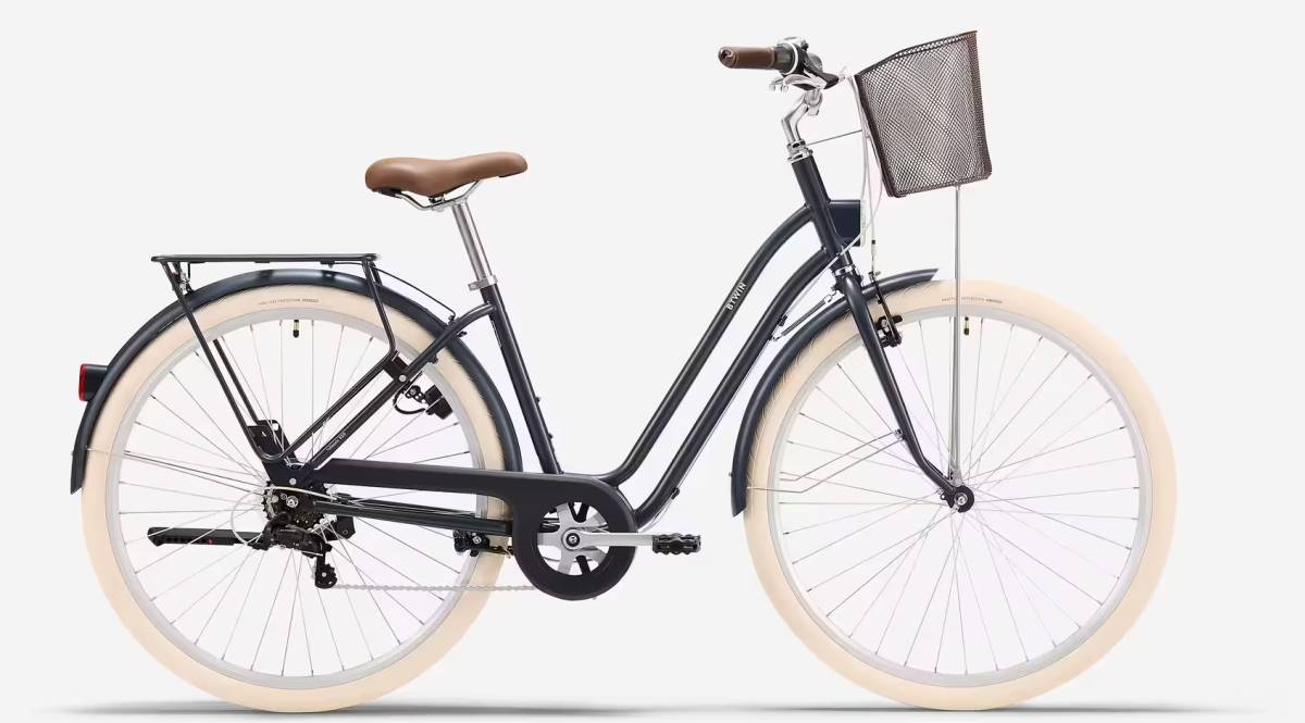 Vélo de ville classique Decathlon Elops 520 au style hollandais avec porte-bagages et éclairage intégré, vu de profil