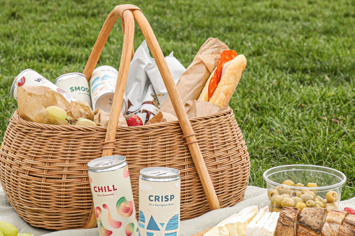 wine_in_a_picnic_basket