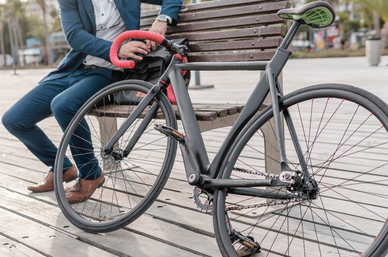 Un employé profite de son vélo de fonction ShiftBikes à Paris pour ses déplacements quotidien