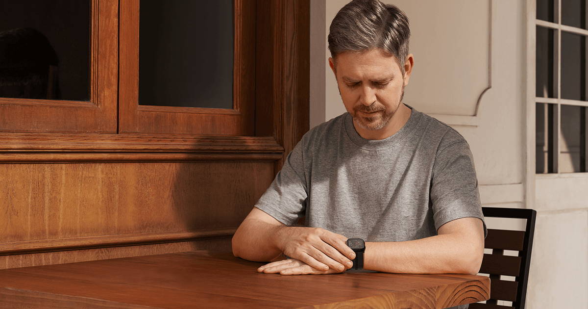 Ein Mann überprüft zu Hause die Wellue Smart Blutdruckuhr, um Blutdruck und Herzfrequenz am Handgelenk oszillometrisch zu messen.