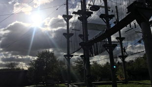 querfeldein hochseilgarten sonnenstrahlen und wolken