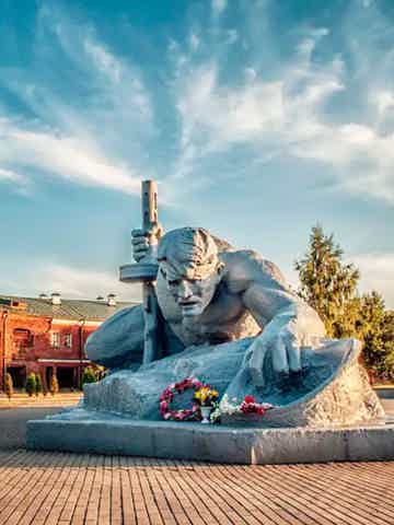 Возложить цветы к мемориальному комплексу