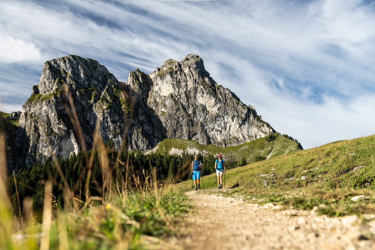 Wandern im Sommer in Pfronten, Allgäu mit Blick auf den Aggenstein
