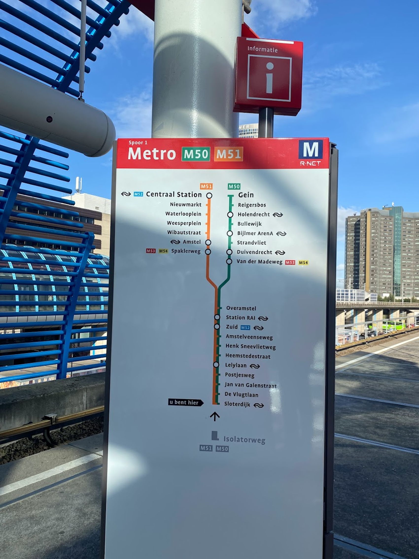 Wayfinding-aanduiding van de metrolijnen 50 en 51