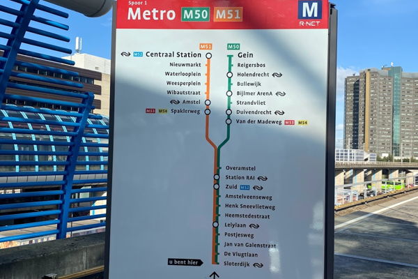 Wayfinding-aanduiding van de metrolijnen 50 en 51 Wayfinding-aanduiding van de metrolijnen 50 en 51