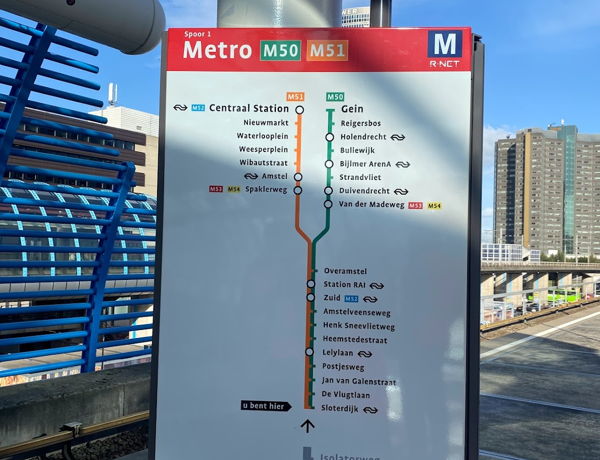 Wayfinding-aanduiding van de metrolijnen 50 en 51 Wayfinding-aanduiding van de metrolijnen 50 en 51