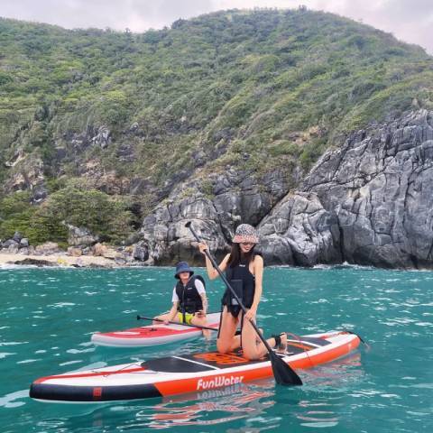 The lovers paddleboarding happily in Funwater inflatable paddle boards