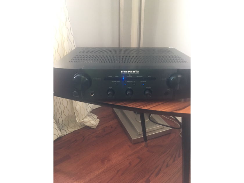 Marantz PM5005 Stereo Integrated Amplifer with Phono Input like NEW