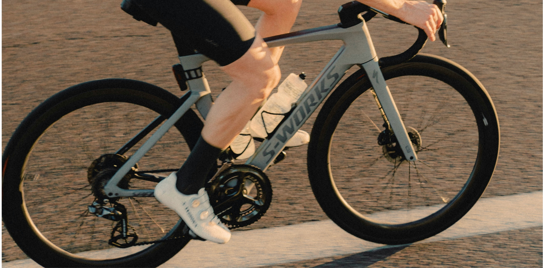 rueda de bicicleta de carretera, hombre manejando la ebike