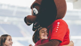 hannover kind umarmt maskotchen