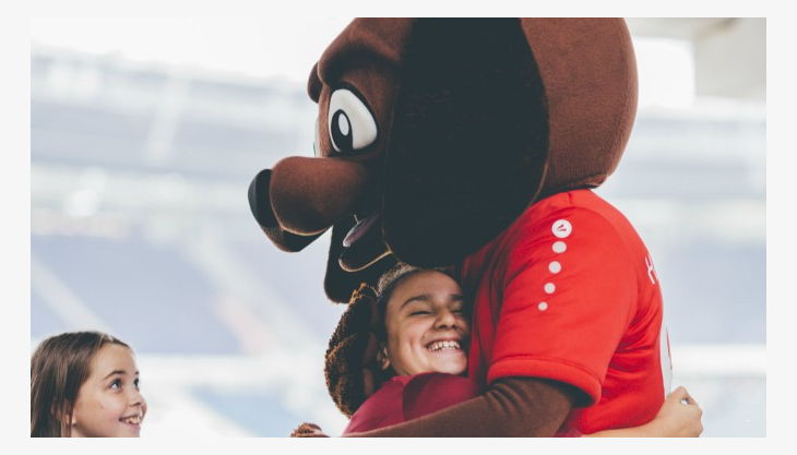 hannover kind umarmt maskotchen