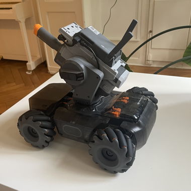 Robot télécommandé sur roues qui tire laser+billes