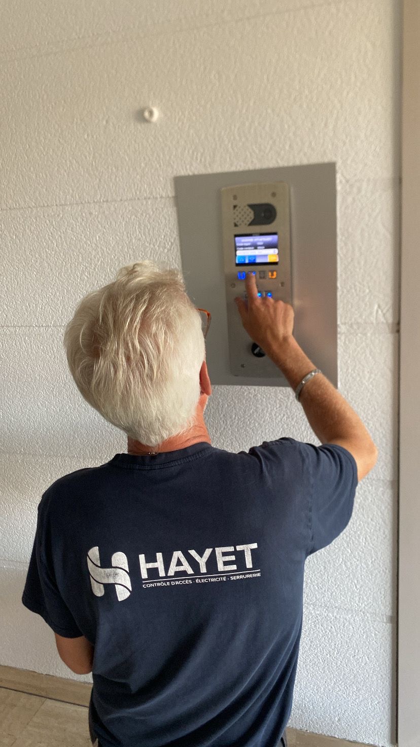 Électricien ELECTRICITE HAYET en intervention sur un site professionnel