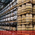 Fûts de whisky en bois entreposés dans deux différents types d'entrepôts, les racked warehouses et les pallet warehouses