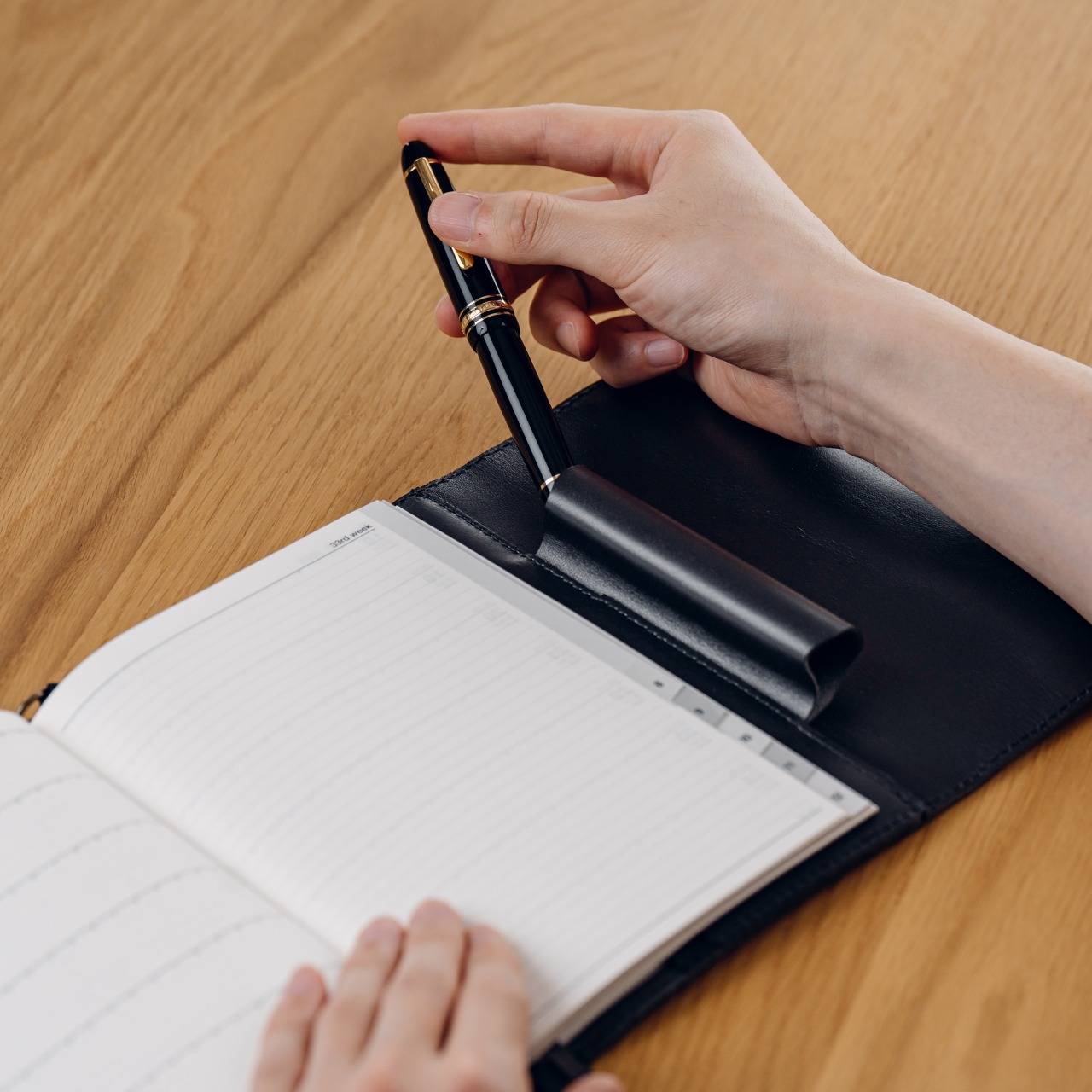 Notebook cover for carrying around a pen A6 size [Tochigi leather